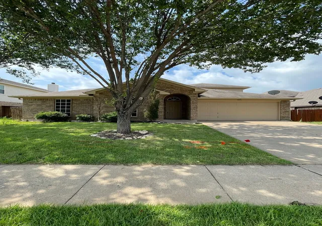 Photo 3 of Single family home for sale at 825 Forest Heights Dr, Crowley, TX 76036 | MLS# 21303985 | Listing updated on 2026-09-08