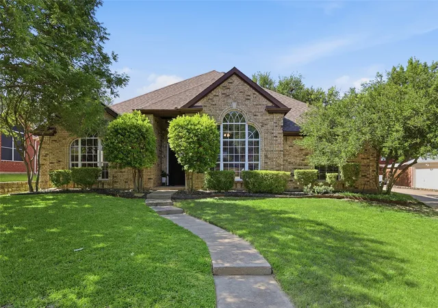Photo 2 of Single family home for sale at 908 Chapel Dr, Denton, TX 76205 | MLS# 21319982 | Listing updated on 2026-09-10