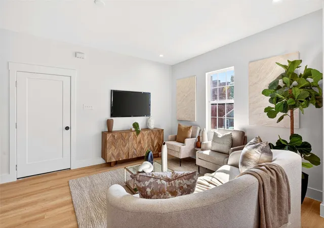 Photo 4 of House for sale at 435 & 439 W 9Th St, Dallas, TX 75208 | MLS# 21318003 | Listing updated on 2026-07-31