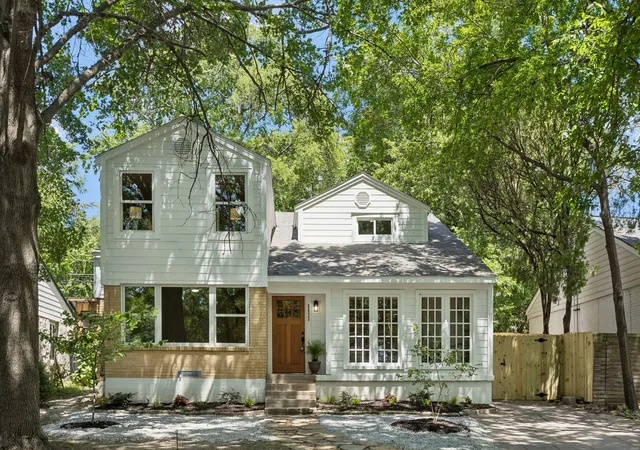 Single family home for sale at 6823 E Grand Ave, Dallas, TX 75223 | MLS# 21315771