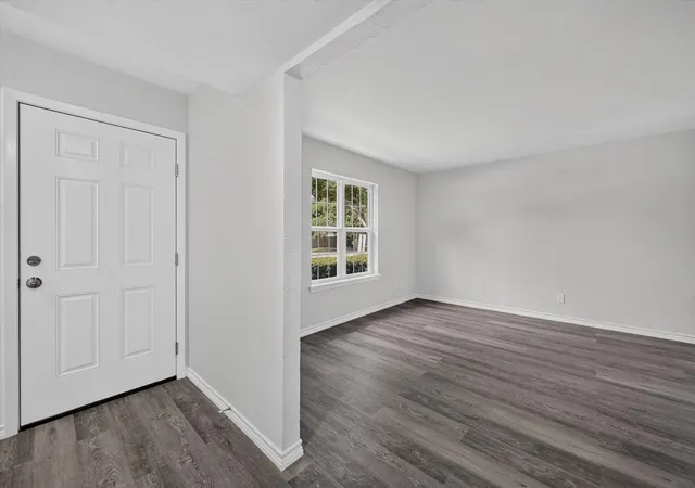 Listing Photo 4 - Condo for sale in building located at 1801 E Grauwyler Rd, Irving, TX 75061 - Unit #101