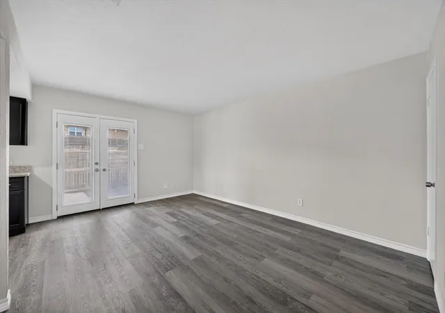 Listing Photo 5 - Condo for sale in building located at 1801 E Grauwyler Rd, Irving, TX 75061 - Unit #101