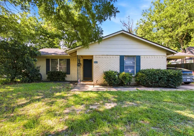 Photo 1 of Single family home for sale at 912 Sycamore St, Commerce, TX 75428 | MLS# 21320170 | Listing updated on 2026-09-10