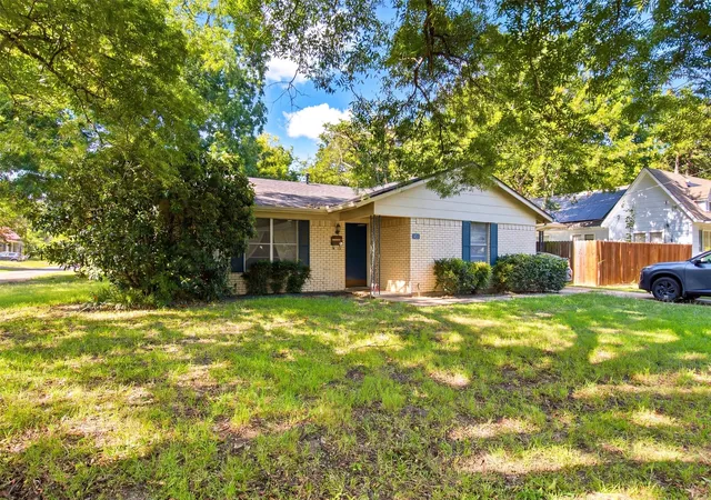 Photo 3 of Single family home for sale at 912 Sycamore St, Commerce, TX 75428 | MLS# 21320170 | Listing updated on 2026-09-10