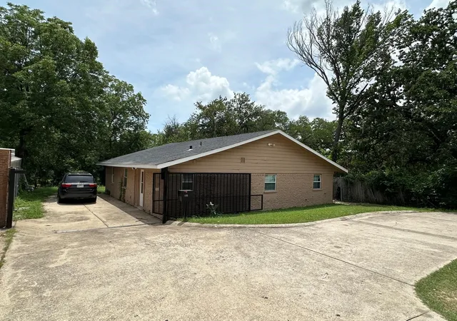 Photo 1 of Single family home for sale at 400 E Shady Grove Rd, Irving, TX 75060 | MLS# 21320205 | Listing updated on 2026-09-11