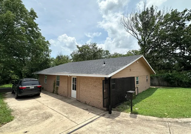Photo 2 of Single family home for sale at 400 E Shady Grove Rd, Irving, TX 75060 | MLS# 21320205 | Listing updated on 2026-09-11
