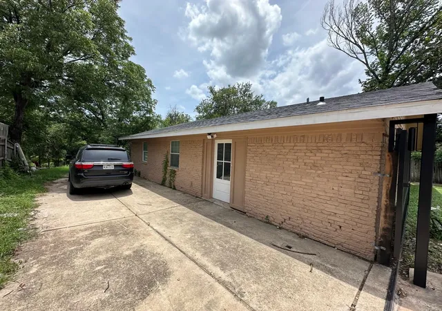 Photo 3 of Single family home for sale at 400 E Shady Grove Rd, Irving, TX 75060 | MLS# 21320205 | Listing updated on 2026-09-11