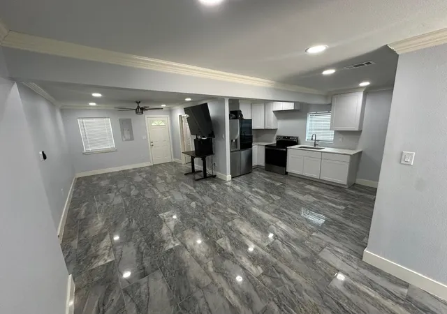 Photo 3 of Single family home for sale at 400 E Shady Grove Rd, Irving, TX 75060 | MLS# 21320205 | Listing updated on 2026-09-11