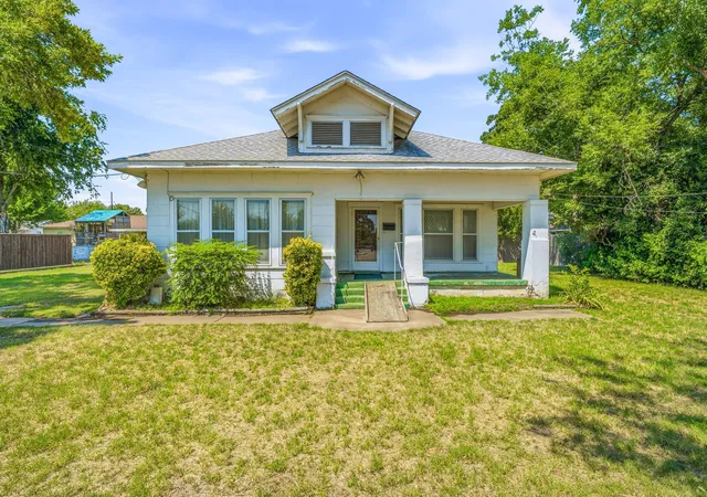 Single family home for sale at 648 N Belknap St, Stephenville, TX 76401 | MLS# 21320273