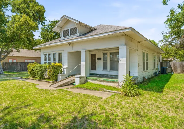 Photo 2 of Single family home for sale at 648 N Belknap St, Stephenville, TX 76401 | MLS# 21320273 | Listing updated on 2026-09-07
