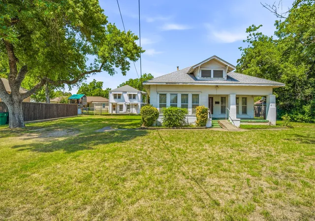 Photo 3 of Single family home for sale at 648 N Belknap St, Stephenville, TX 76401 | MLS# 21320273 | Listing updated on 2026-09-07