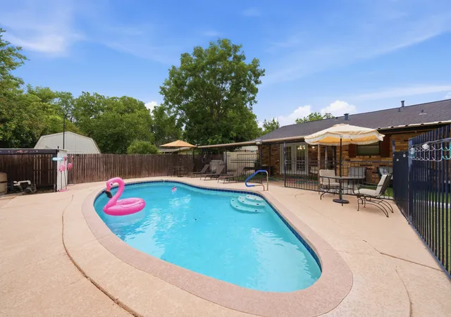 Photo 1 of Single family home for sale at 520 Thompson Dr, Saginaw, TX 76179 | MLS# 21315253 | Listing updated on 2026-10-03