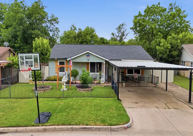 Photo 3 of Single family home for sale at 520 Thompson Dr, Saginaw, TX 76179 | MLS# 21315253 | Listing updated on 2026-09-09