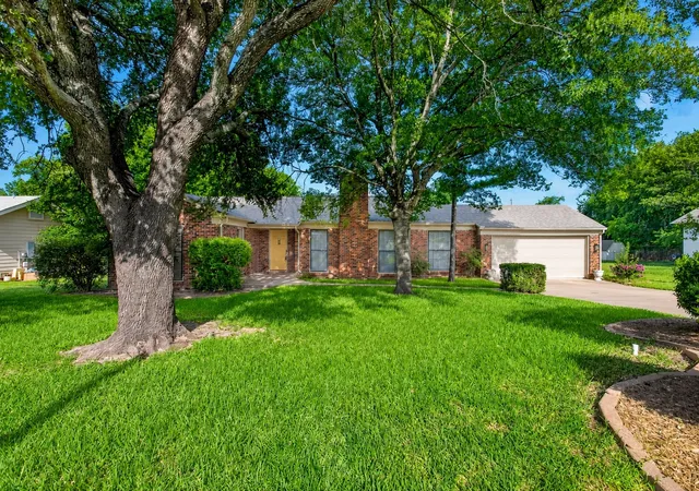 Photo 1 of Sale Pending at 202 S Tower St, Weatherford, TX 76086 | MLS# 21316779 | Listing updated on 2026-09-09