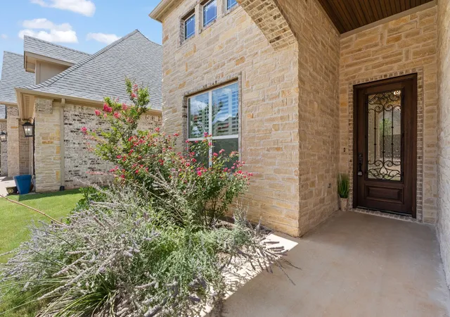 Photo 3 of Single family home for sale at 2407 Vineyard Dr, Granbury, TX 76048 | MLS# 21319831 | Listing updated on 2026-10-06