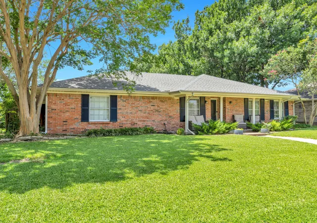 Photo 3 of Sale Pending at 2500 Stonemoss Dr, Plano, TX 75075 | MLS# 21316315 | Listing updated on 2026-09-12