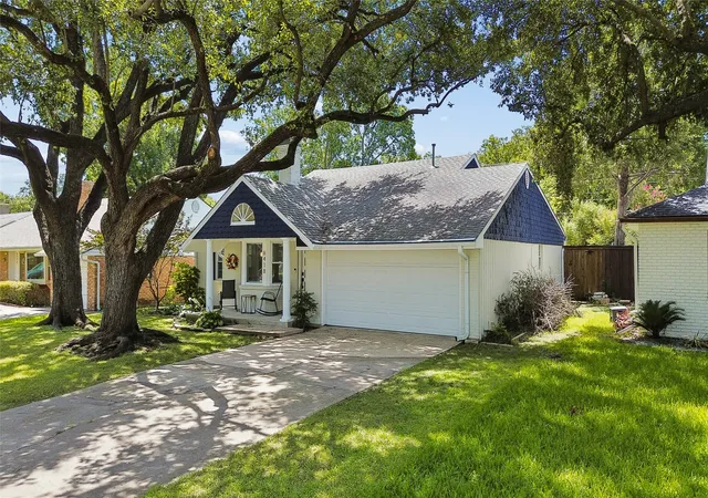 Photo 3 of Single family home for sale at 6418 Axton Ln, Dallas, TX 75214 | MLS# 21317396 | Listing updated on 2026-09-12