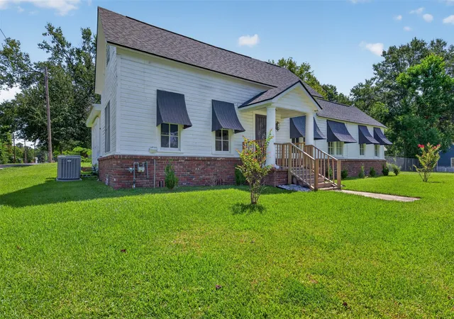 Photo 2 of Single family home for sale at 117 N Cleveland St, Shreveport, LA 71107 | MLS# 21320101 | Listing updated on 2026-09-13