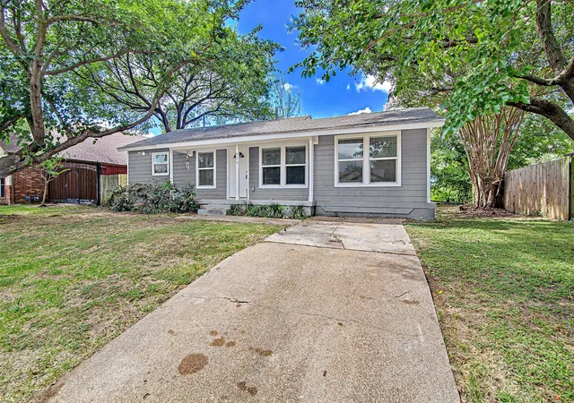 Photo 2 of Single family home for sale at 624 E Ellen Ave, Hurst, TX 76053 | MLS# 21320884 | Listing updated on 2026-09-10