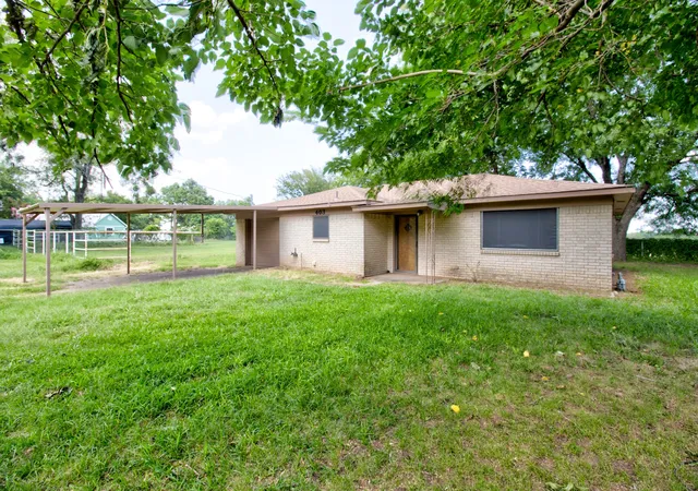 Photo 3 of Single family home for sale at 403 S Broadway St, Collinsville, TX 76233 | MLS# 21314389 | Listing updated on 2026-09-17
