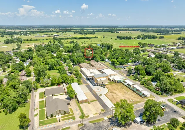 Photo 3 of Single family home for sale at 403 S Broadway St, Collinsville, TX 76233 | MLS# 21314389 | Listing updated on 2026-09-17
