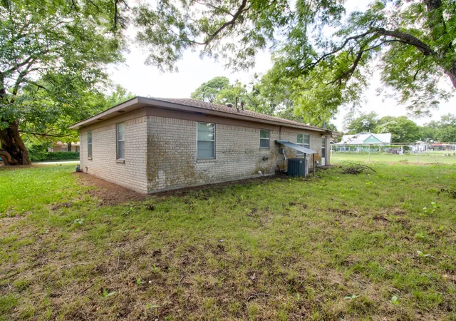 Photo 4 of Single family home for sale at 403 S Broadway St, Collinsville, TX 76233 | MLS# 21314389 | Listing updated on 2026-09-17