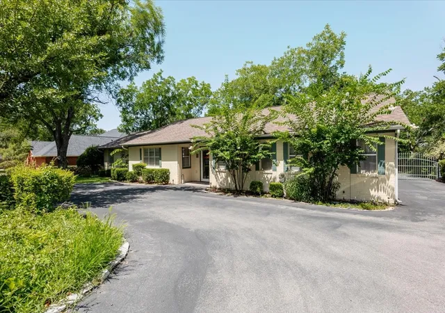 Photo 2 of Single family home for sale at 3908 Bandera Dr, Granbury, TX 76049 | MLS# 21320948 | Listing updated on 2026-09-10