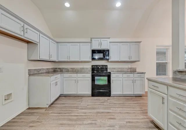 Photo 3 of Sale Pending at 500 Crescent Creek Ln, Fort Worth, TX 76140 | MLS# 21321019 | Listing updated on 2026-07-31