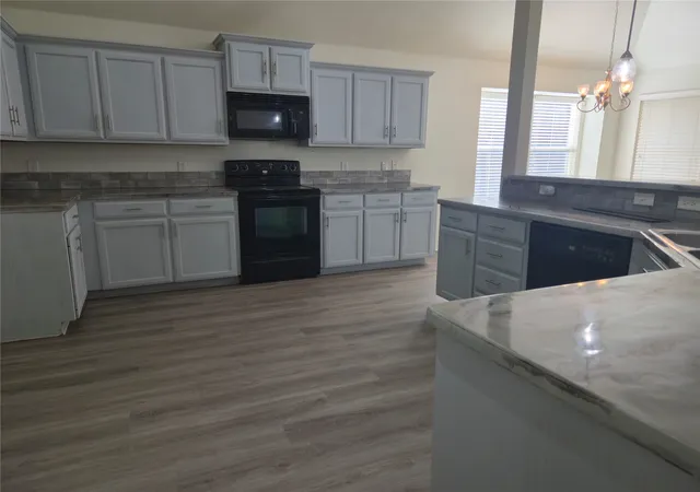 Photo 4 of Sale Pending at 500 Crescent Creek Ln, Fort Worth, TX 76140 | MLS# 21321019 | Listing updated on 2026-07-31