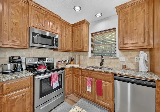 Photo 3 of Single family home for sale at 2615 Dove Trl, Granbury, TX 76048 | MLS# 21320994 | Listing updated on 2026-09-11