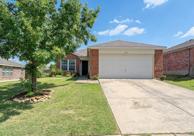 Photo 4 of Single family home for sale at 1219 Eagles Nest Trl, Krum, TX 76249 | MLS# 21320909 | Listing updated on 2026-10-06