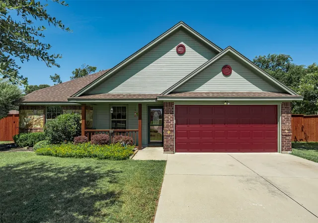 Photo 1 of Single family home for sale at 1221 Eagle Lake Dr, Azle, TX 76020 | MLS# 21320197 | Listing updated on 2026-09-10