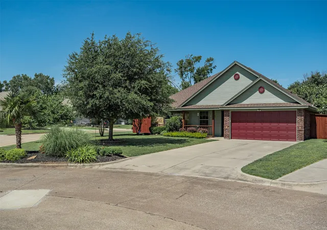 Photo 3 of Single family home for sale at 1221 Eagle Lake Dr, Azle, TX 76020 | MLS# 21320197 | Listing updated on 2026-09-10