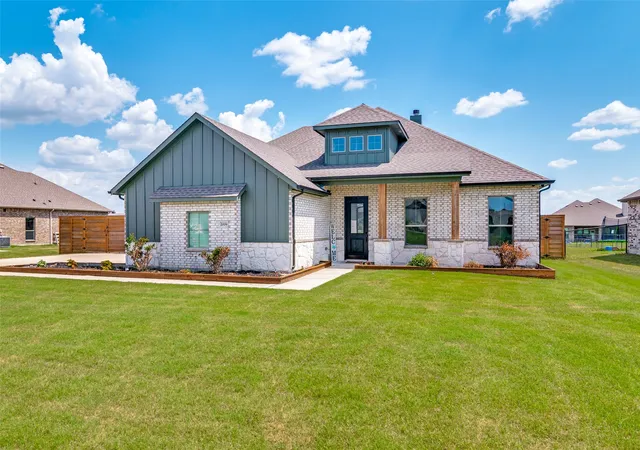 Photo 1 of Single family home for sale at 2009 Meadowbrook Ln, Nevada, TX 75173 | MLS# 21319408 | Listing updated on 2026-09-10