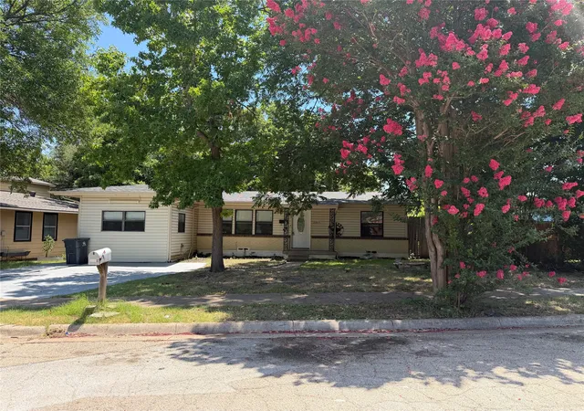 Photo 1 of Single family home for sale at 2005 Huntington Dr, Arlington, TX 76010 | MLS# 21321342 | Listing updated on 2026-09-14