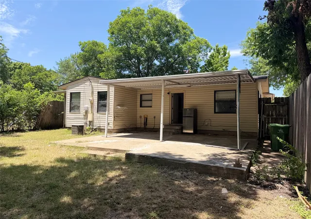 Photo 2 of Single family home for sale at 2005 Huntington Dr, Arlington, TX 76010 | MLS# 21321342 | Listing updated on 2026-09-14