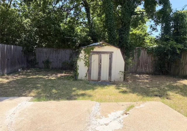 Photo 3 of Single family home for sale at 2005 Huntington Dr, Arlington, TX 76010 | MLS# 21321342 | Listing updated on 2026-09-14