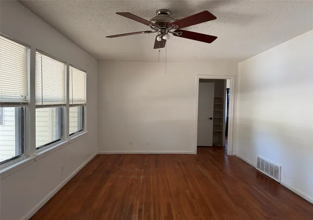 Photo 4 of Single family home for sale at 2005 Huntington Dr, Arlington, TX 76010 | MLS# 21321342 | Listing updated on 2026-09-14