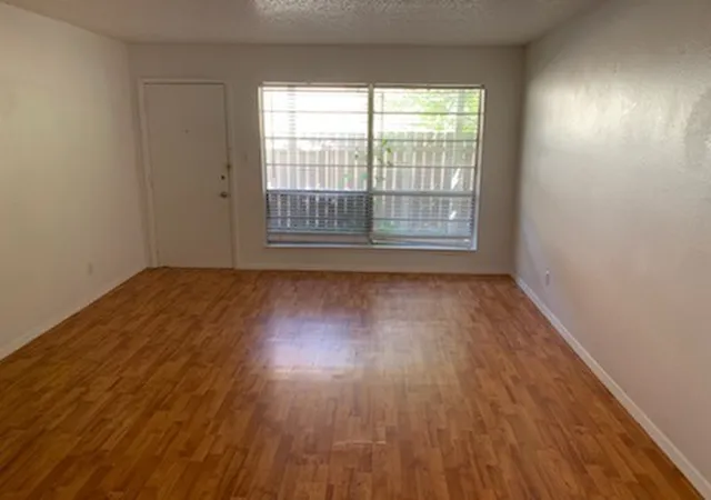 Listing Photo 5 - Condo for sale in building located at 5055 Ridglea Ln, Fort Worth, TX 76116 - Unit #1103
