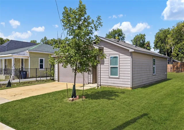 Photo 3 of Sale Pending at 2128 Rw Bivens Ln, Fort Worth, TX 76105 | MLS# 21321402 | Listing updated on 2026-09-11