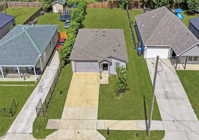 Photo 3 of Sale Pending at 2128 Rw Bivens Ln, Fort Worth, TX 76105 | MLS# 21321402 | Listing updated on 2026-09-11