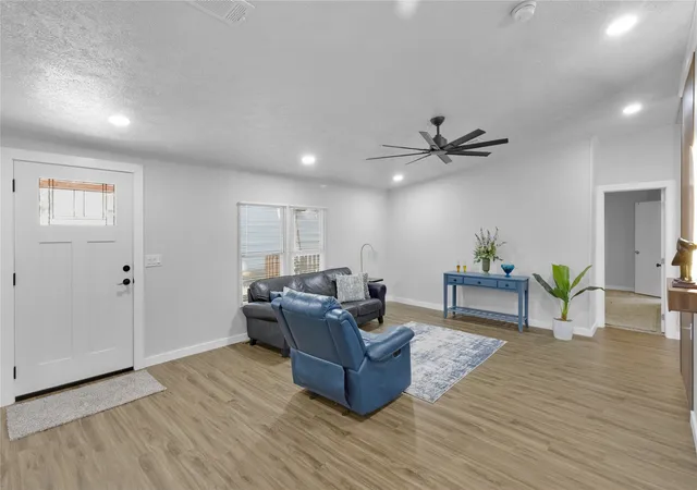 Photo 4 of Single family home for sale at 10595 Northlake Cir, Kemp, TX 75143 | MLS# 21321269 | Listing updated on 2026-09-10