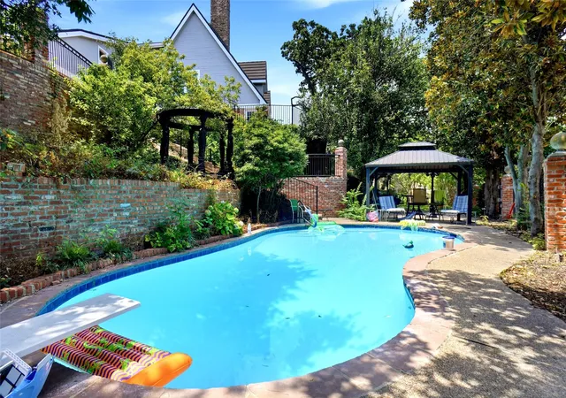 Photo 1 of Single family home for sale at 2011 Ridgemont Ct, Arlington, TX 76012 | MLS# 21320210 | Listing updated on 2026-09-12