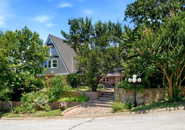 Photo 2 of Single family home for sale at 2011 Ridgemont Ct, Arlington, TX 76012 | MLS# 21320210 | Listing updated on 2026-09-12