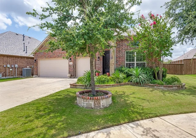 Photo 2 of Sale Pending at 210 Derby Ln, Lake Dallas, TX 75065 | MLS# 21320449 | Listing updated on 2026-09-12