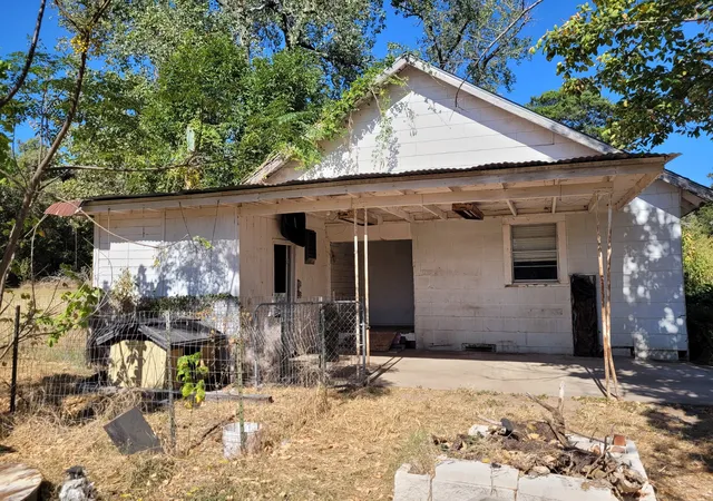 Photo 2 of Single family home for sale at 909 Ivan Rd, Waco, TX 76706 | MLS# 21321556 | Listing updated on 2026-09-09