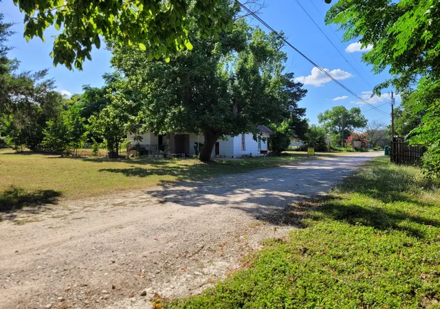 Photo 3 of Single family home for sale at 909 Ivan Rd, Waco, TX 76706 | MLS# 21321556 | Listing updated on 2026-09-09