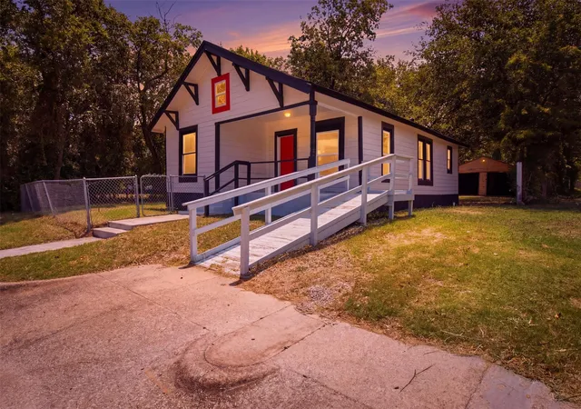 Photo 2 of Single family home for sale at 910 Loney St, Fort Worth, TX 76104 | MLS# 21321629 | Listing updated on 2026-09-10