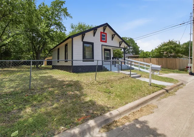 Photo 3 of Single family home for sale at 910 Loney St, Fort Worth, TX 76104 | MLS# 21321629 | Listing updated on 2026-09-10