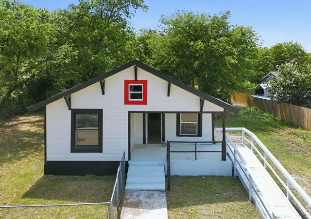 Photo 4 of Single family home for sale at 910 Loney St, Fort Worth, TX 76104 | MLS# 21321629 | Listing updated on 2026-09-10